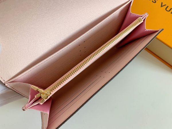 Louis Vuitton Ví phong bì này được làm bằng vải Monogram thanh lịch