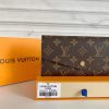 Louis Vuitton Ví phong bì này được làm bằng vải Monogram thanh lịch