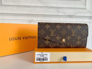 Louis Vuitton Ví phong bì này được làm bằng vải Monogram thanh lịch