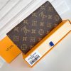 Louis Vuitton Ví phong bì này được làm bằng vải Monogram thanh lịch