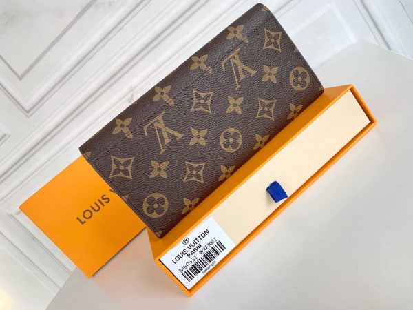 Louis Vuitton Ví phong bì này được làm bằng vải Monogram thanh lịch