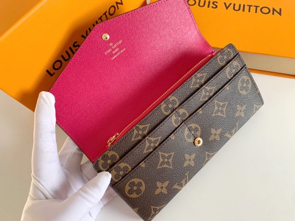 Louis Vuitton Ví phong bì này được làm bằng vải Monogram thanh lịch