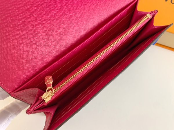 Louis Vuitton Ví phong bì này được làm bằng vải Monogram thanh lịch