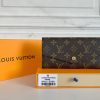 Louis Vuitton Ví phong bì này được làm bằng vải Monogram thanh lịch