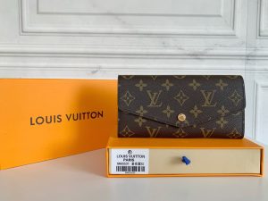 Louis Vuitton Ví phong bì này được làm bằng vải Monogram thanh lịch