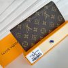 Louis Vuitton Ví phong bì này được làm bằng vải Monogram thanh lịch