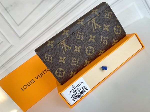Louis Vuitton Ví phong bì này được làm bằng vải Monogram thanh lịch