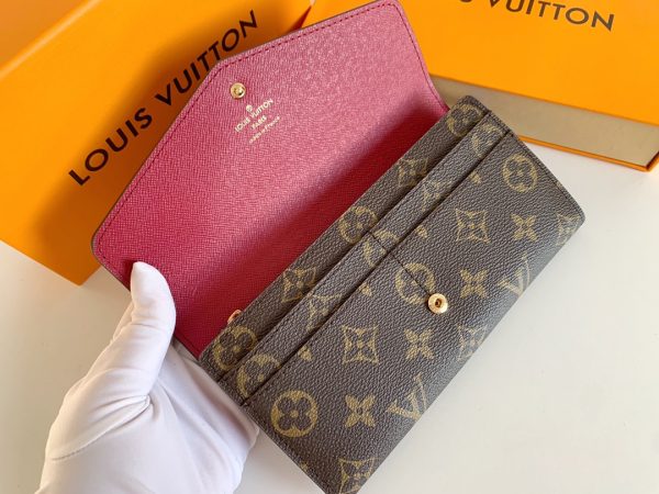 Louis Vuitton Ví phong bì này được làm bằng vải Monogram thanh lịch