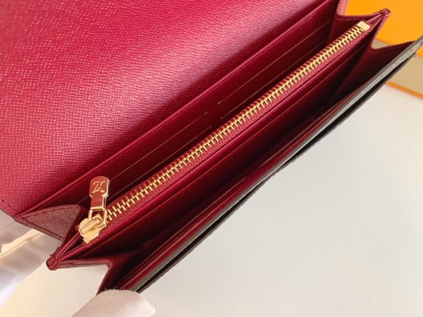 Louis Vuitton Ví phong bì này được làm bằng vải Monogram thanh lịch