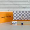 Louis Vuitton Ví phong bì này được làm bằng vải Monogram thanh lịch