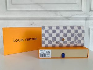 Louis Vuitton Ví phong bì này được làm bằng vải Monogram thanh lịch