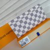 Louis Vuitton Ví phong bì này được làm bằng vải Monogram thanh lịch