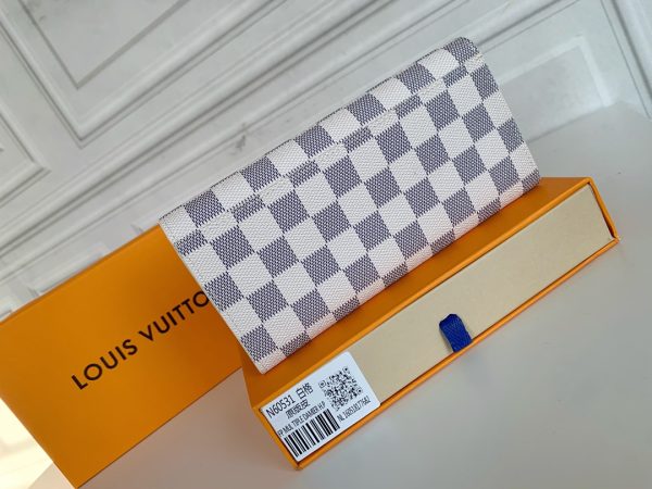 Louis Vuitton Ví phong bì này được làm bằng vải Monogram thanh lịch