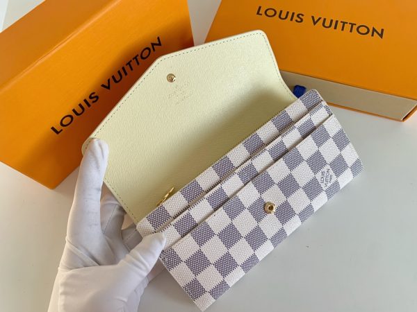 Louis Vuitton Ví phong bì này được làm bằng vải Monogram thanh lịch