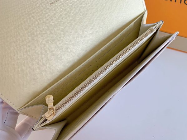 Louis Vuitton Ví phong bì này được làm bằng vải Monogram thanh lịch