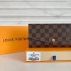 Louis Vuitton Ví phong bì này được làm bằng vải Monogram thanh lịch