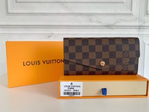 Louis Vuitton Ví phong bì này được làm bằng vải Monogram thanh lịch