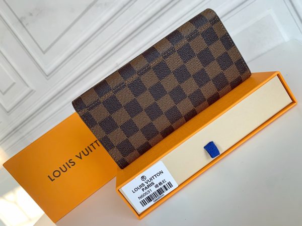 Louis Vuitton Ví phong bì này được làm bằng vải Monogram thanh lịch