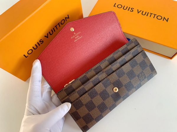 Louis Vuitton Ví phong bì này được làm bằng vải Monogram thanh lịch