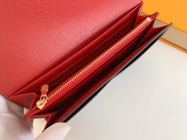 Louis Vuitton Ví phong bì này được làm bằng vải Monogram thanh lịch