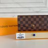 Louis Vuitton Ví phong bì này được làm bằng vải Monogram thanh lịch