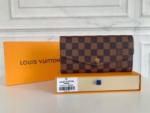 Louis Vuitton Ví phong bì này được làm bằng vải Monogram thanh lịch