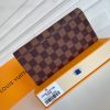 Louis Vuitton Ví phong bì này được làm bằng vải Monogram thanh lịch