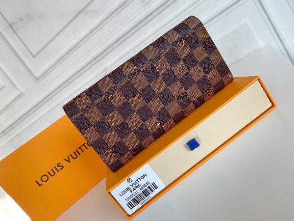 Louis Vuitton Ví phong bì này được làm bằng vải Monogram thanh lịch