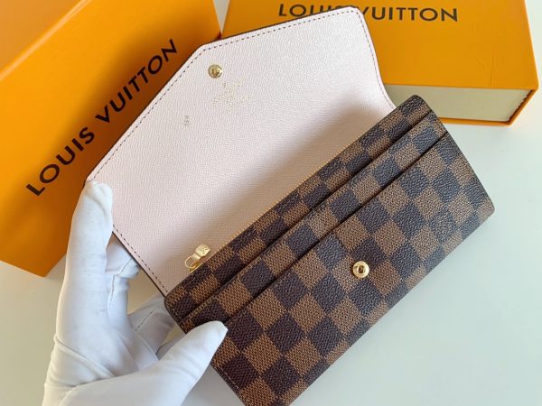 Louis Vuitton Ví phong bì này được làm bằng vải Monogram thanh lịch