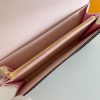 Louis Vuitton Ví phong bì này được làm bằng vải Monogram thanh lịch