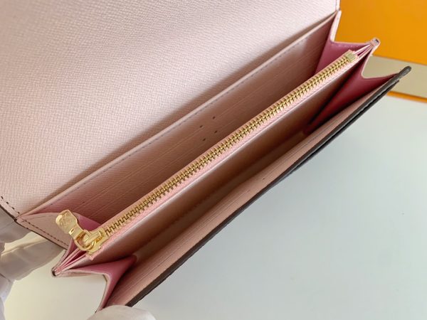 Louis Vuitton Ví phong bì này được làm bằng vải Monogram thanh lịch