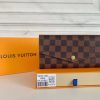 Louis Vuitton Ví phong bì này được làm bằng vải Monogram thanh lịch