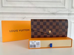 Louis Vuitton Ví phong bì này được làm bằng vải Monogram thanh lịch