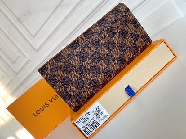 Louis Vuitton Ví phong bì này được làm bằng vải Monogram thanh lịch