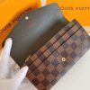 Louis Vuitton Ví phong bì này được làm bằng vải Monogram thanh lịch