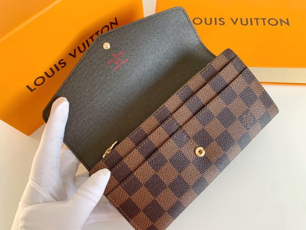 Louis Vuitton Ví phong bì này được làm bằng vải Monogram thanh lịch