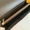 Louis Vuitton Ví phong bì này được làm bằng vải Monogram thanh lịch