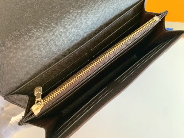 Louis Vuitton Ví phong bì này được làm bằng vải Monogram thanh lịch