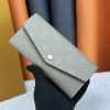 Louis Vuitton Ví phong bì này được làm bằng vải Monogram thanh lịch