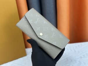 Louis Vuitton Ví phong bì này được làm bằng vải Monogram thanh lịch