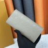 Louis Vuitton Ví phong bì này được làm bằng vải Monogram thanh lịch