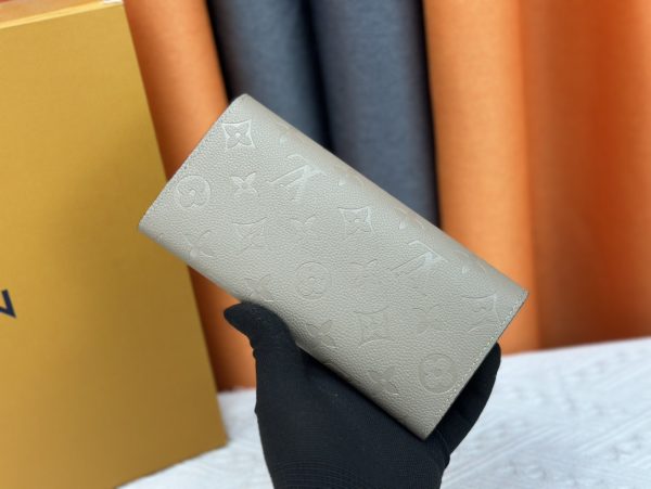Louis Vuitton Ví phong bì này được làm bằng vải Monogram thanh lịch