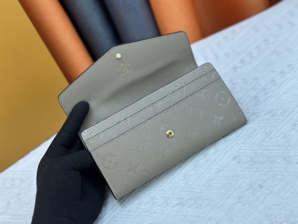 Louis Vuitton Ví phong bì này được làm bằng vải Monogram thanh lịch