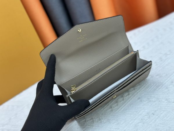 Louis Vuitton Ví phong bì này được làm bằng vải Monogram thanh lịch