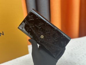 Louis Vuitton Ví phong bì này được làm bằng vải Monogram thanh lịch