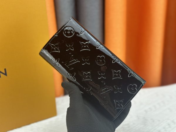 Louis Vuitton Ví phong bì này được làm bằng vải Monogram thanh lịch