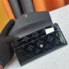 Louis Vuitton Ví phong bì này được làm bằng vải Monogram thanh lịch