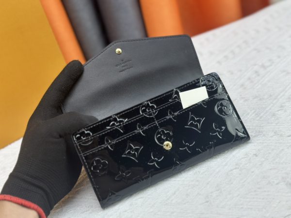 Louis Vuitton Ví phong bì này được làm bằng vải Monogram thanh lịch