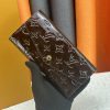 Louis Vuitton Ví phong bì này được làm bằng vải Monogram thanh lịch