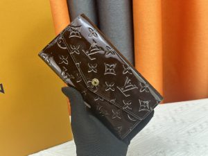 Louis Vuitton Ví phong bì này được làm bằng vải Monogram thanh lịch